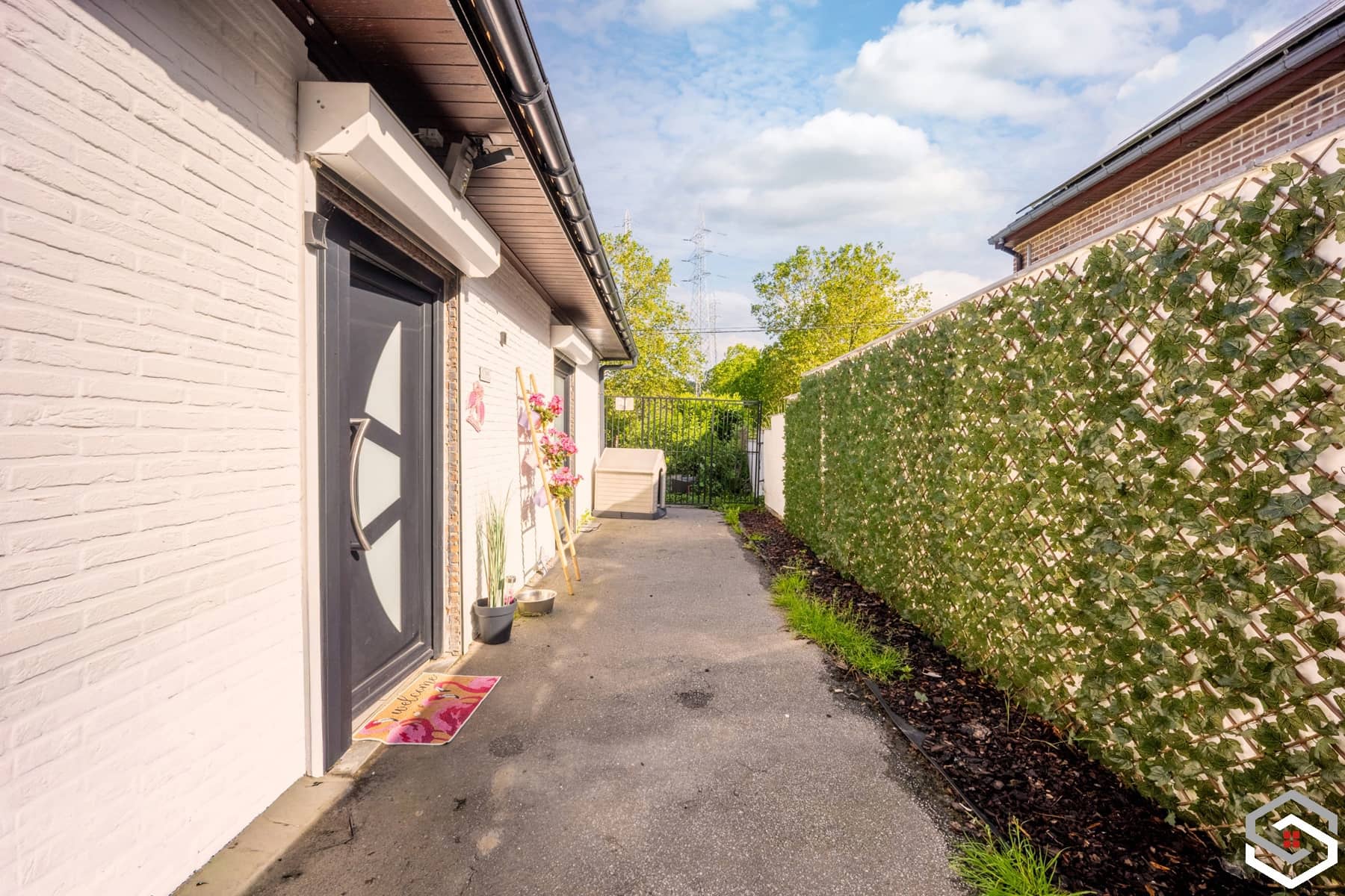 SUPER BUNGALOW 4F - POSS 4CH - EXTERIEUR - GARAGES - PEB C — photo 2