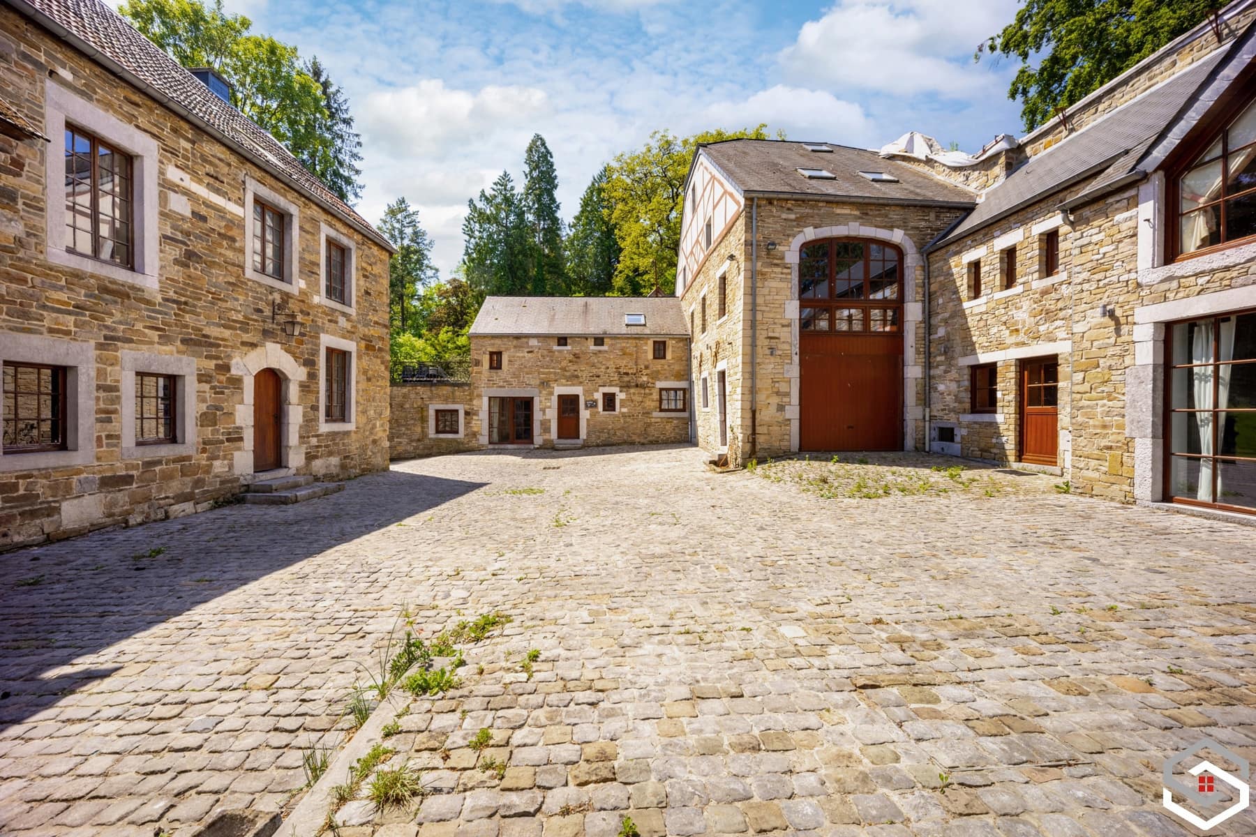 3 GITES + MAISON - FORT POTENTIEL - IDEAL INVESTISSEUR